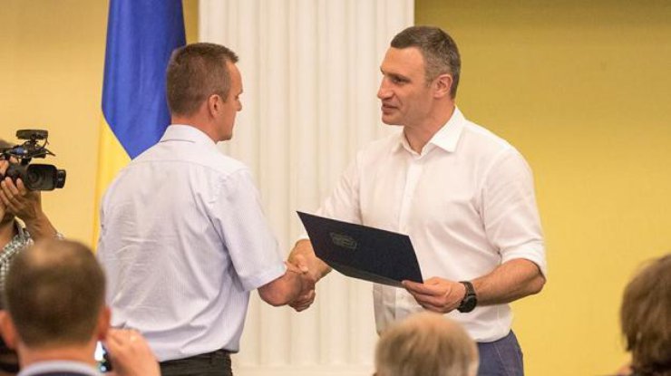 Мер Києва Віталій Кличко вручив 50 сертифікатів на квартири військовим АТО