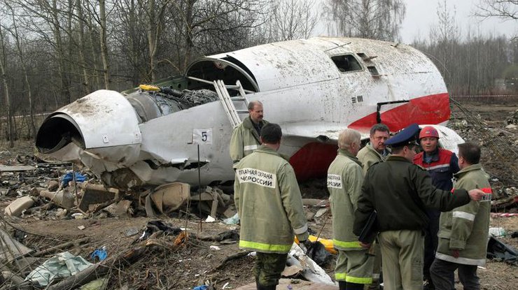 Смоленская катастрофа: в гробу стюардессы нашли останки пяти людей 