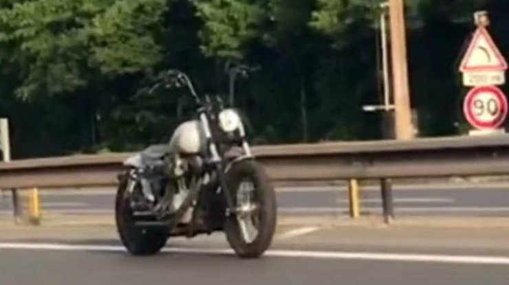 Мотоцикл после падения байкера продолжал движение / Фото: кадр из видео 