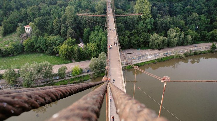 Парень прыгнул с 40-метрового моста в парке Гагарина