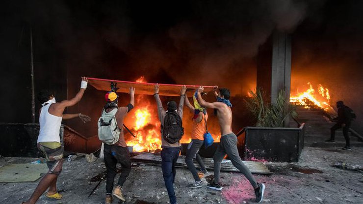В Венесуэле протестующие подожгли здание Верховного суда