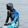 Вандалы в Копенгагене снова облили краской статую русалочки (фото)