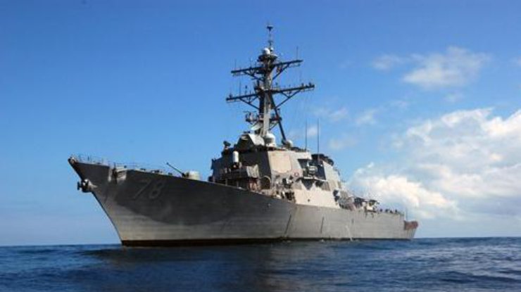 Возле Японии эсминец США столкнулся с торговым судном
