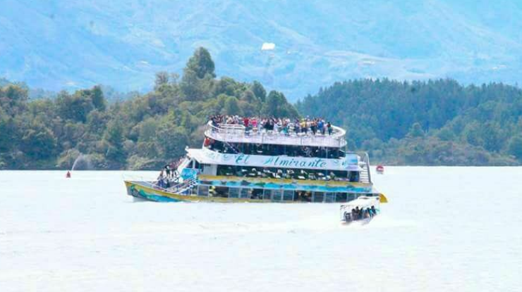 В Колумбии затонуло прогулочное судно со 150 туристами. Фото: twitter.com/nieuwsblog