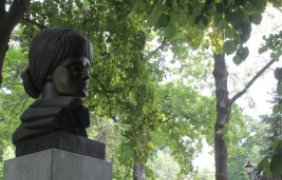 Автор монумента - столичный скульптор Александр Стельмашенко. 
