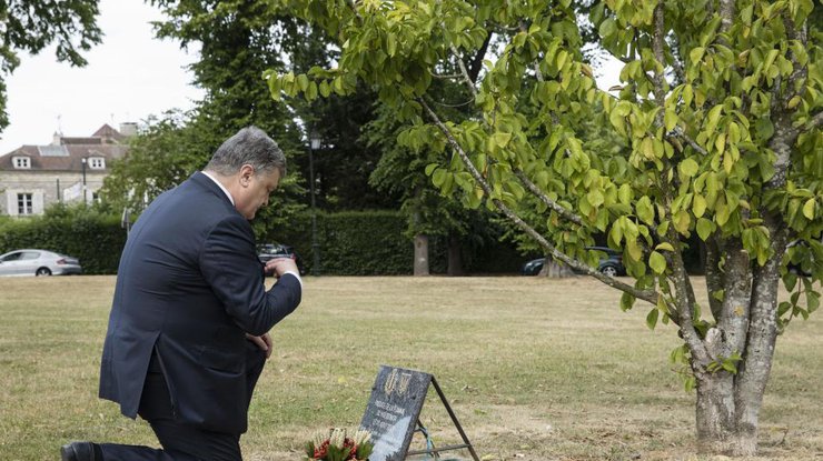 Во Франции Порошенко почтил память жертв Голодомора