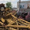 Во Львове на территории жилого комплекса упал кран (фото) 