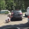 В Киеве автомобиль Hyundai провалился в яму (видео)