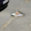 В Одессе яму на дороге залатали учебниками (фото) 