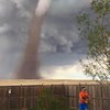 В Канаде мужчина спокойно косил газон во время страшного торнадо (фото)