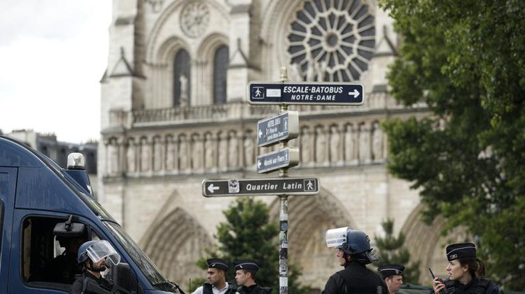 В центре Парижа проводится спецоперация: заблокированы почти тысяча человек