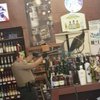 Смешное видео: дикий павлин разгромил винный магазин 