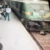 Девушка в наушниках попала под поезд и чудом выжила (видео) 