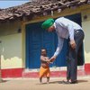50-летний индиец перестал расти в возрасте пяти лет (видео) 