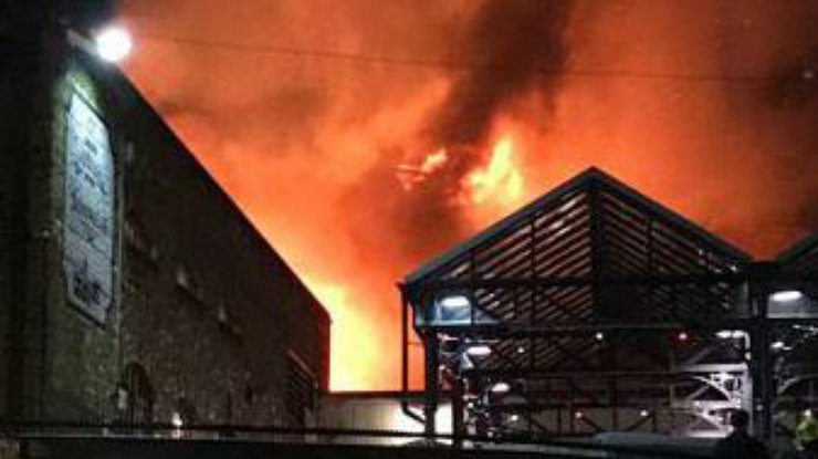 В Лондоне горит крупный рынок: пожар тушат 70 спасателей