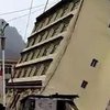 В Китае пятиэтажку смыло в реку (видео)