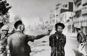 Офицер стреляет в пленного. Фотография, за которую автор получил Пулитцеровскую премию, напрочь изменила отношение американцев к тому, что на самом деле происходило во Вьетнаме во время войны.