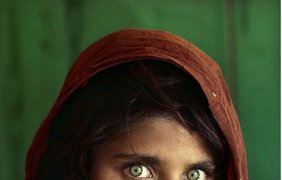 Афганская девочка. Этот завораживающий взгляд юной афганки был запечатлен Стивом Мак-Карри в лагере беженцев на афганско-пакистанской границе. После того как этот снимок попал на обложку известного журнала National Geographiс.