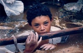 Смерть Омайры Санчез. В 1985 году извержение вулкана в Колумбии забрало жизни сотен тысяч людей. На фото запечатлена девочка, которая стала жертвой страшной катастрофы. Она находилась по шею в жиже, ее ноги были зажаты обломками бетонной конструкции.