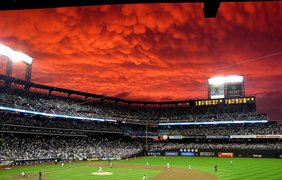 Кровавое небо во время бейсбольного матча.