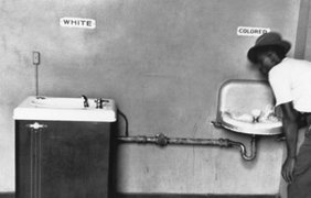  Белые и цветные. Очень "говорящий" кадр, сделанный фотографом Эрвитом в 1950 году, отлично показывает дискриминацию по цвету кожи на бытовом уровне.