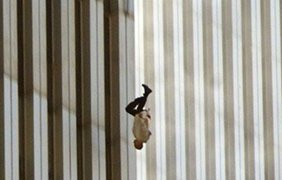 Падение. Долгое время это фото не было известно миру. На нем изображен человек, по собственной воле выпрыгнувший из окна Всемирного торгового центра во время терактов 11 сентября 2001 года.