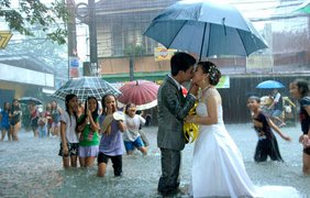 Свадьба на Филиппинах, во время наводнения.