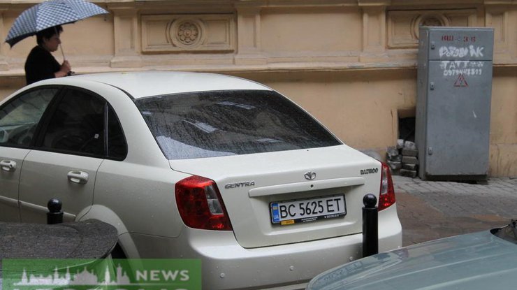 В центре Львова "замуровали" припаркованные авто 