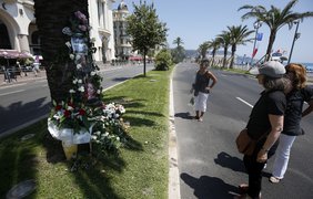 Теракт в Ницце: в центре города проходит церемония памяти жертв (фото)