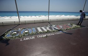 Теракт в Ницце: в центре города проходит церемония памяти жертв (фото)