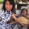 Потеря близких: мужчина заменил матери умершую дочь (видео)