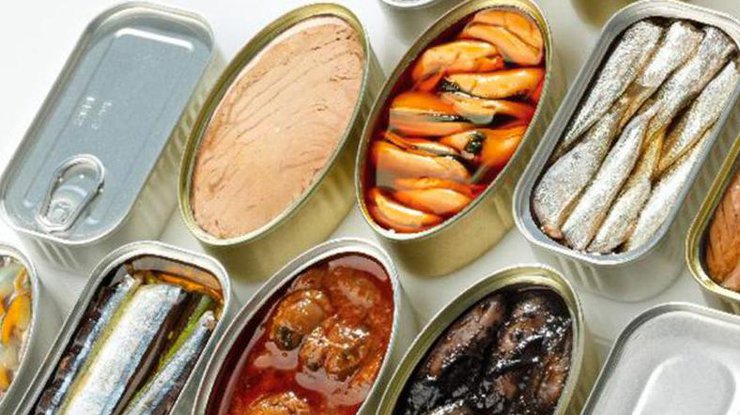 В Украине зафиксированы новые случаи ботулизма из-за употребления рыбных консерв.