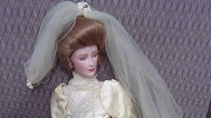 Британскую семью преследует одержимая духами кукла