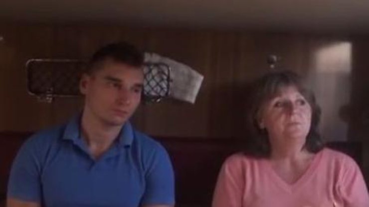Мать Виктора Агеева с журналистом / Фото: кадр из видео 
