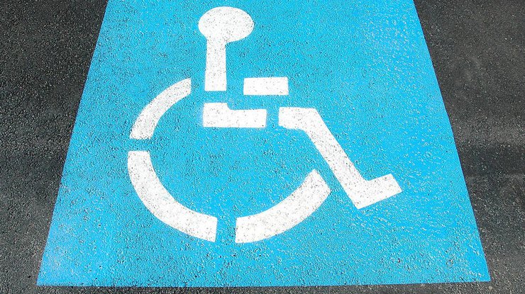 В Украине усилили ответственности за парковку на местах для инвалидов 