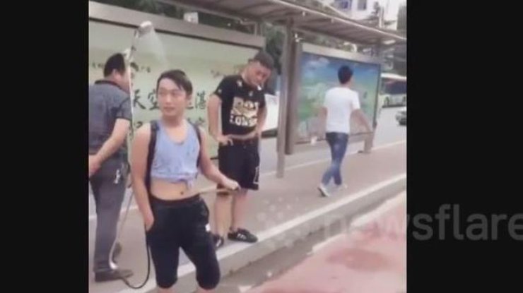 Китайцы борются с жарой с помощью "водных" рюкзаков 