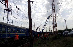 Под Днепром с рельсов сошел поезд
