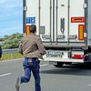 Во Франции пограничники обнаружили в грузовике 26 нелегалов