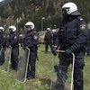 В Австрии выстроили "живую" стену из военных на границе
