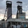 На Донбассе в горящей шахте остались 53 горняка