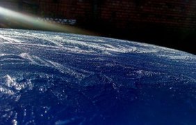 Иней на крыше автомобиля, похожий на вид Земли из космоса
