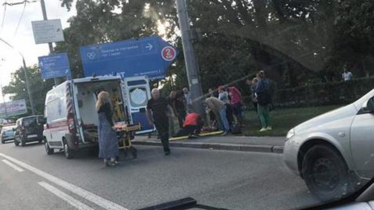 В Киеве мотороллер упал с моста