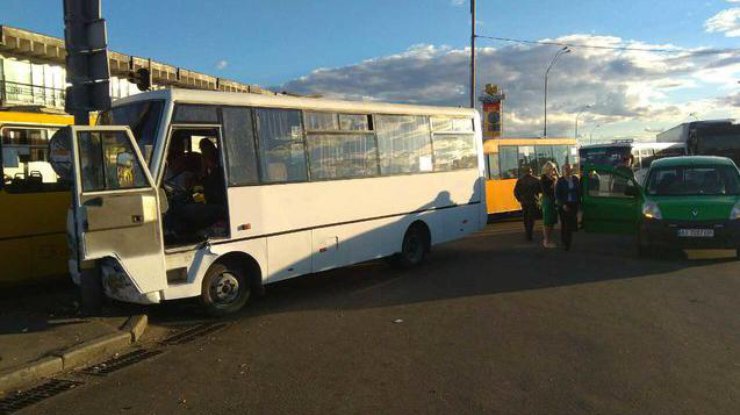 В Киеве водителю маршрутки стало плохо