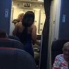 Пассажир самолета избила стюардессу (видео) 