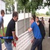 В Николаеве снесли незаконный забор депутата возле многоэтажки 