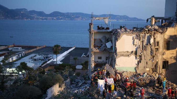 Обвал дома в Италии: погибли восемь человек 