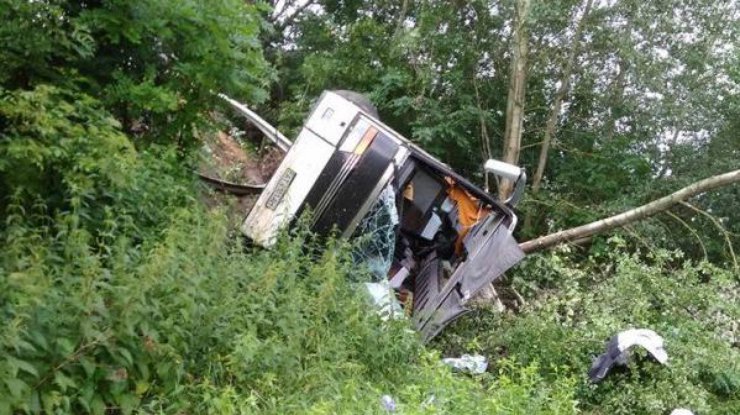 Под Тернополем автобус с 45 пассажирами упал в обрыв, есть погибшие