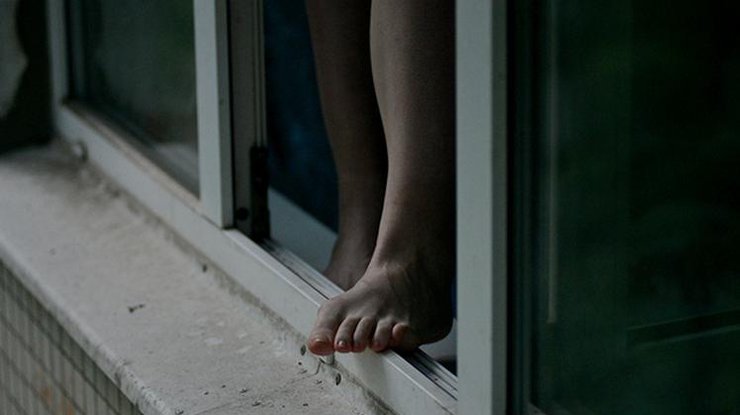 В Харькове девушка выпрыгнула из окна из-за несчастной любви 