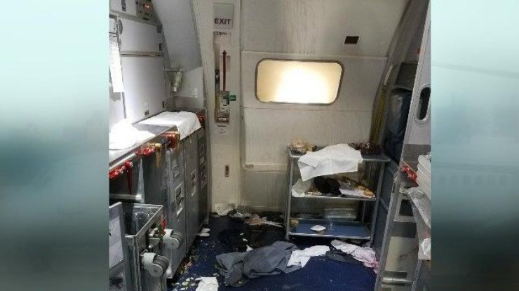 Во время полета стюард разбил о голову пассажира бутылки вина 