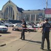 В Киеве на вокзале открыли стрельбу по прохожим: есть пострадавшие (фото)